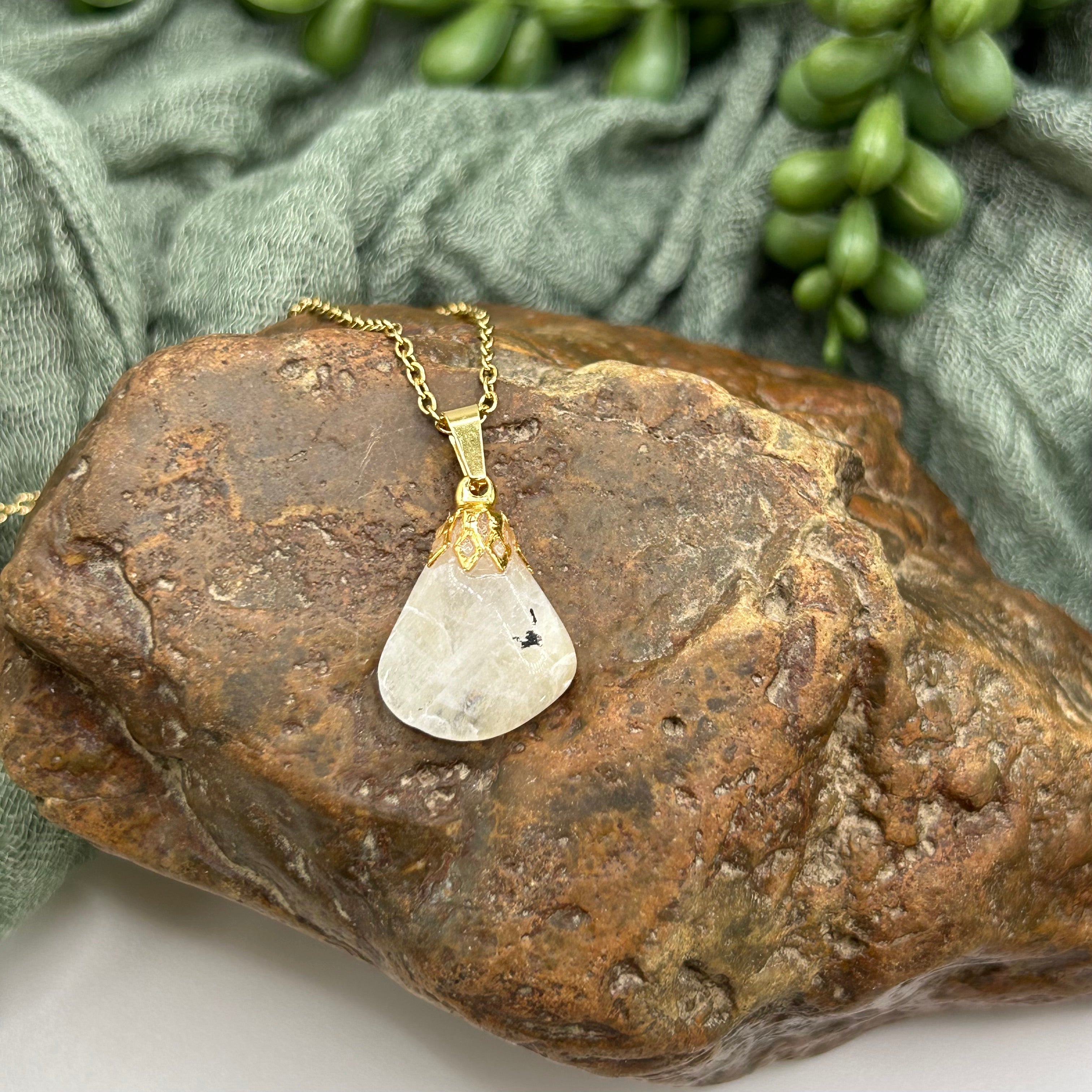 Gold – Moonrise Rocks